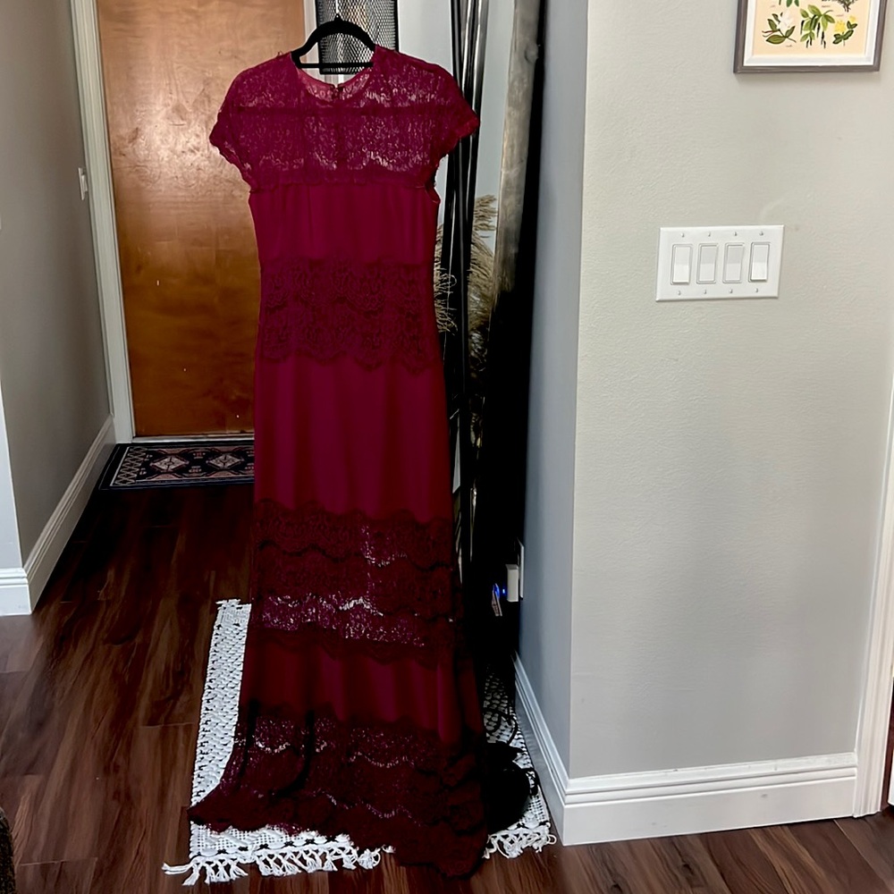 Short-sleeve lace maxi dress in maroon red